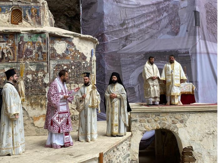 Αρχιερατική_Λειτουργία_στην_Παναγία_την_Σουμελά.JPG